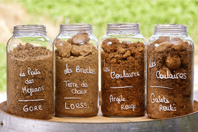 Les différents types de sols présents sur nos parcelles en Crozes-Hermitage et Cornas. Le gore, le loess, l’argile, les galets roulés.