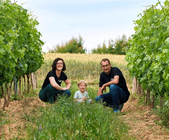 Céline et Romaine Roudier dans les vignes du Domaine Vendome.