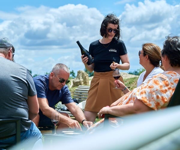Céline Roudier qui présente les vins du Domaine Vendome pendant un événement au domaine.